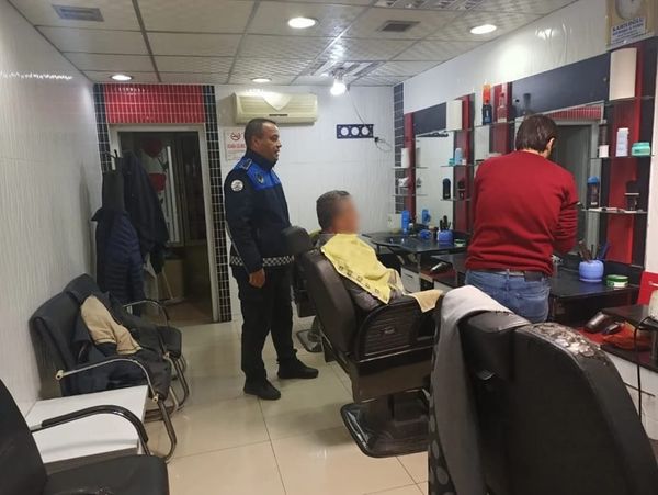 Hatay Büyükşehir Belediyesi Zabıta ekipleri, Çorum yerine Hatay’a gelen engelli bir vatandaşı, önce karşıladı ardından da memleketine uğurladı.