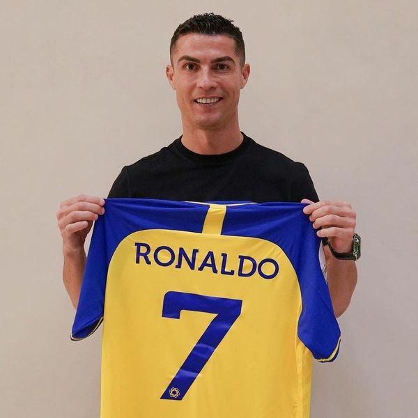 Portekizli dünya yıldızı Cristiano Ronaldo, Suudi Arabistan ekibi Al Nassr’a transfer oldu.