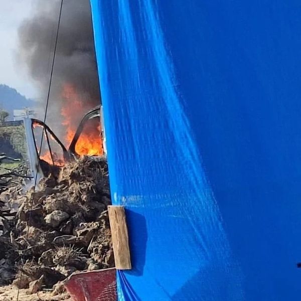 Hatay’ın Altınözü ilçesinde, park halindeki ticari aracın motor bölümünde çıkan yangın itfaiye ekiplerince söndürüldü.