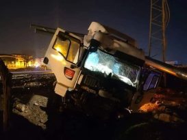 Hatay’ın Kırıkhan ilçesinde, sürücüsünün uyuya kaldığı iddia edilen kamyonet karşı şeride geçerek yoldan çıktı.